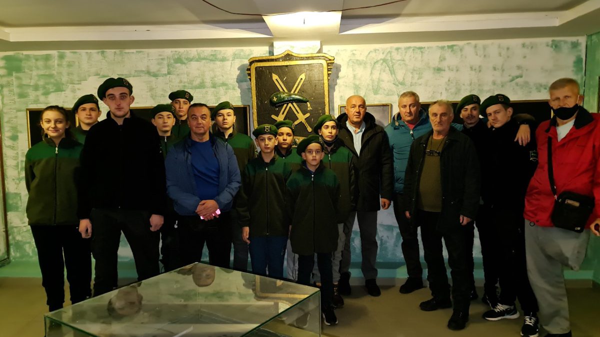 ČLANOVI UDRUŽENJA „ZELENE BERETKE“ VOGOŠĆA POSJETILI SPOMEN SOBU ZELENIH BERETKI