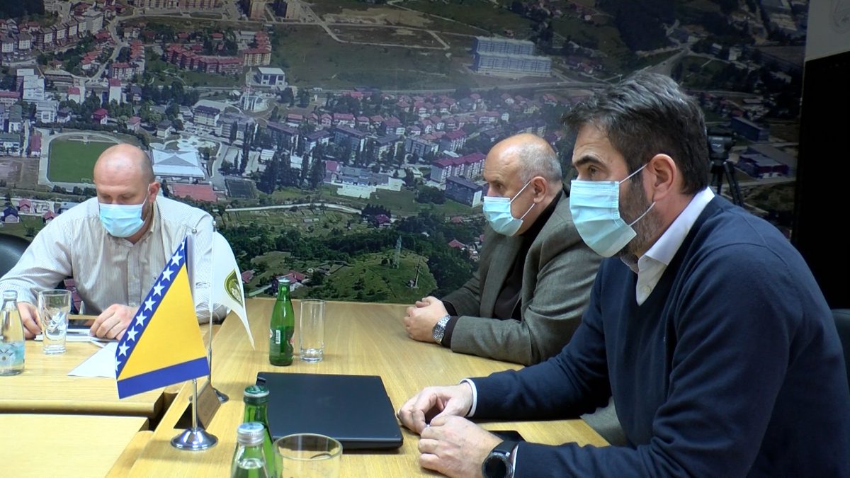 NAČELNIK SMAJIĆ NA SASTANKU SA DIREKTORIMA VOGOŠĆANSKIH ŠKOLA