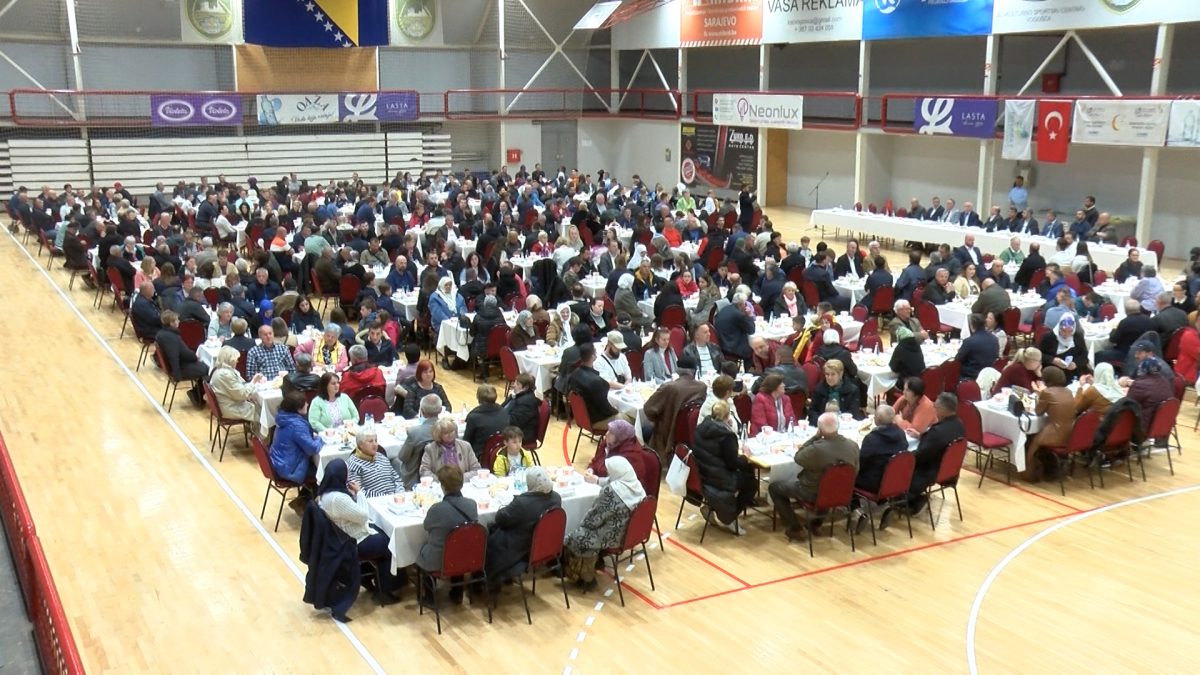 U VOGOŠĆANSKOJ SPORTSKOJ DVORANI UPRILIČEN ZAJEDNIČKI IFTAR ZA VIŠE OD 500 POSTAČA
