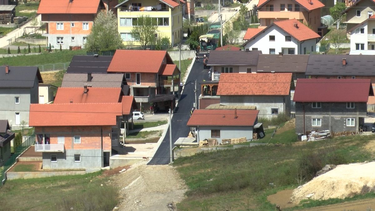 ASFALTIRAN KRAK SAOBRAĆAJNICE NA ORAHOVOM BRIJEGU