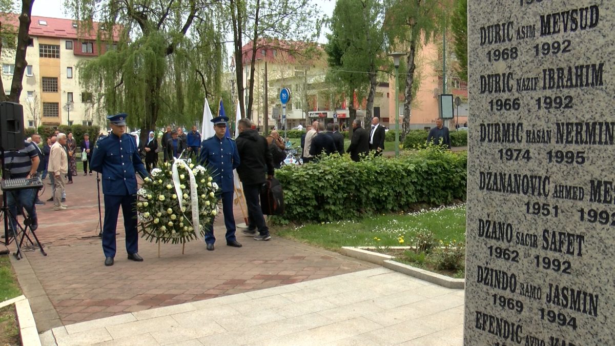 POLAGANJEM CVIJEĆA I ODAVANJEM POČASTI U VOGOŠĆI OBILJEŽEN DAN ZLATNIH LJILJANA I ZLATNE POLICIJSKE ZNAČKE