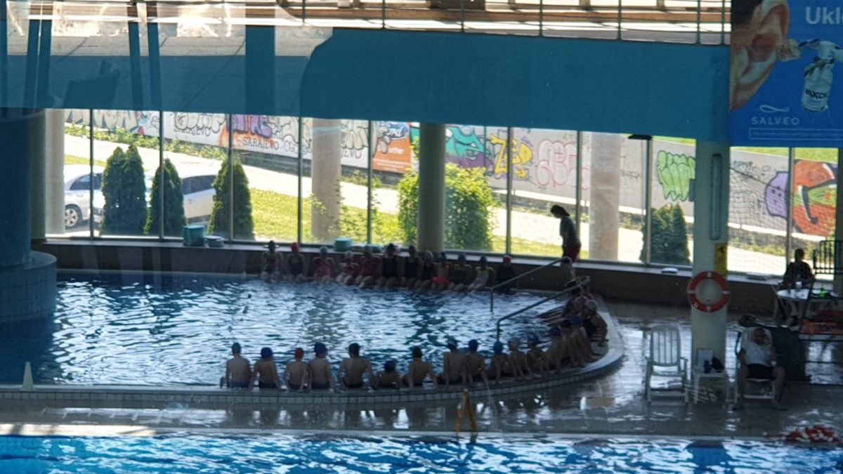 UČENICI ČETVRTIH RAZREDA OŠ „PORODICE EF. RAMIĆ“  UČESTVUJU U ŠKOLI PLIVANJA NA OLIMPIJSKOM BAZENU OTOKA