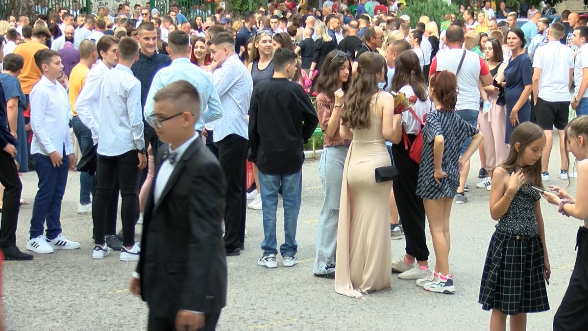 UČENICI OŠ „MIRSAD PRNJAVORAC„ PROSLAVILI MATURSKO VEČE