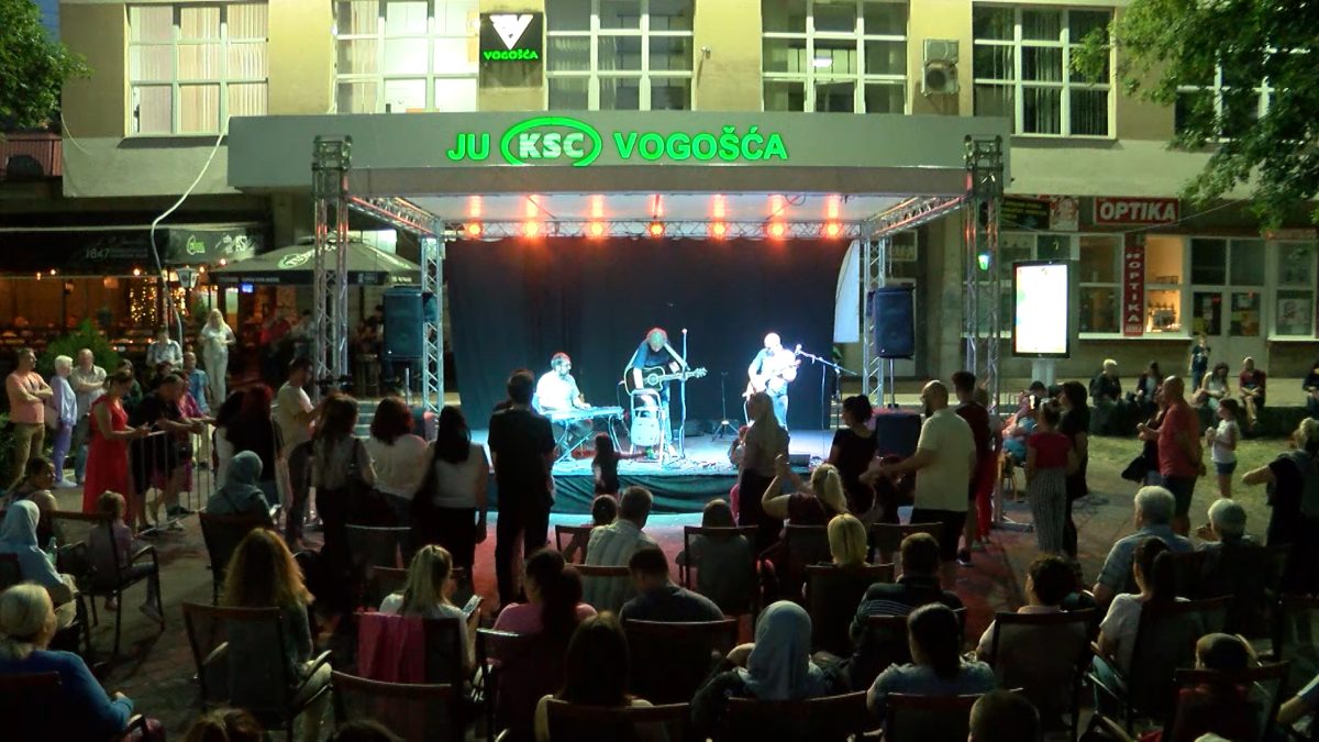 VOGOŠĆANSKA PUBLIKA UŽIVALA U NASTUPU GRUPE VALENTINO