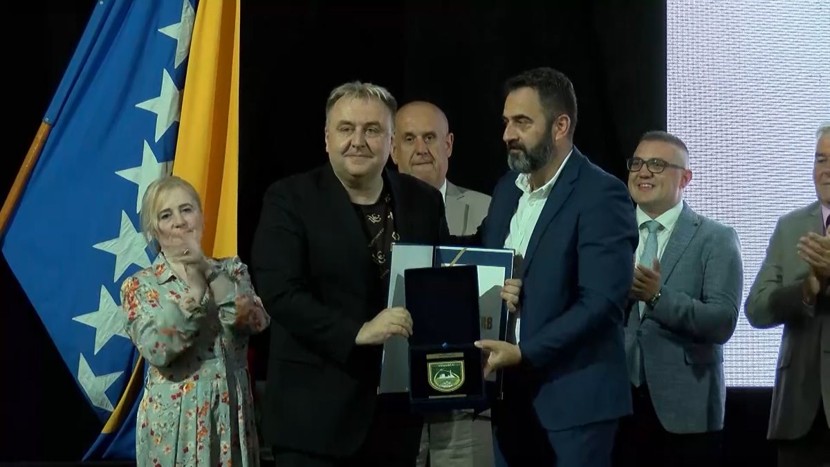 AVDO HUSEINOVIĆ, DOBITNIK OPĆINSKOG PRIZNANJA “ZLATNI GRB SA PLAKETOM”