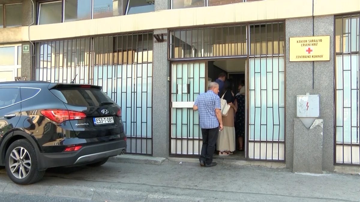 CENTRALNA KUHINJA CRVENOG KRIŽA KS I OVOG BAJRAMA ORGANIZUJE PRIJEM KURBANSKOG MESA