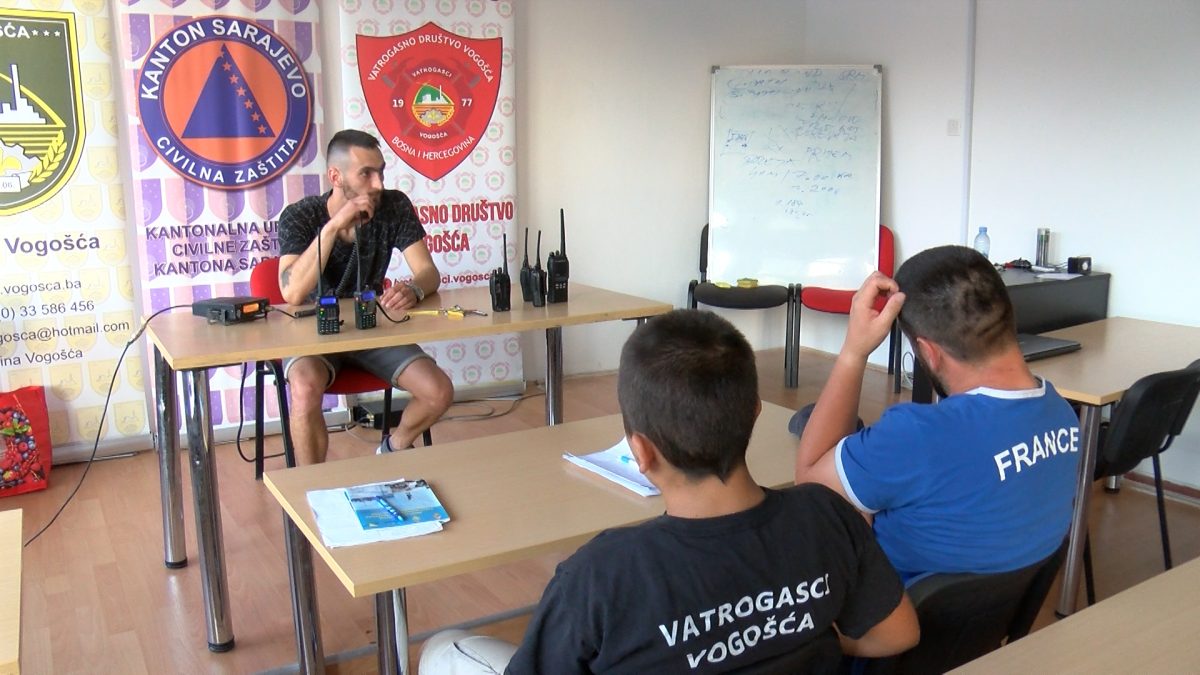 ZA ČLANOVE VATROGASNOG DRUŠTVA VOGOŠĆA ORGANIZOVANA OBUKA ZA KORIŠTENJE RADIO STANICA I FREKVENCIJA.