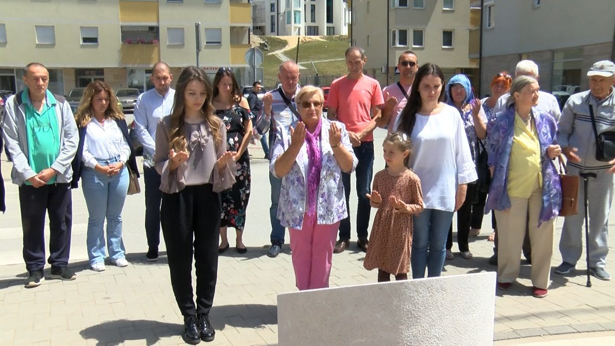 NA VOGOŠĆANSKOM TRGU ODATA POČAST ŽRTVAMA GENOCIDA U SREBRENICI