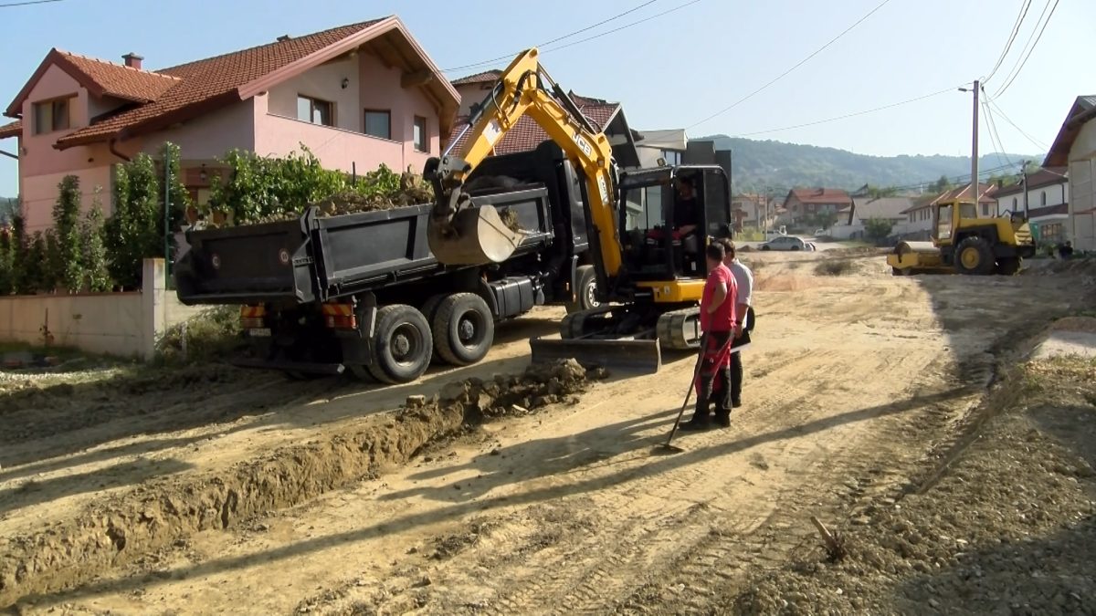 RADOVI NA IZGRADNJI SAOBRAĆAJNICE U ULICI DONJI HOTONJ TEKU PLANIRANOM DINAMIKOM