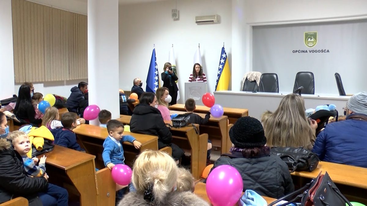 UDRUŽENJE „HABER“, SPOMEN SOBA I OPĆINA VOGOŠĆA I OVE GODINE PRIPREMAJU PAKETIĆE ZA UNUKE ŠEHIDA I POGINULIH BORACA VOGOŠĆE