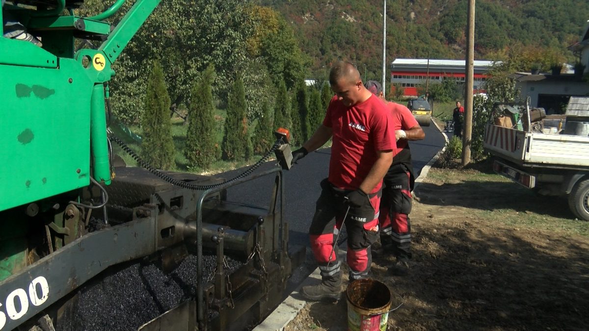 POČELI RADOVI NA ASFALTIRANJU KRAKA PUTA U ULICI KRIVOGLAVCI I