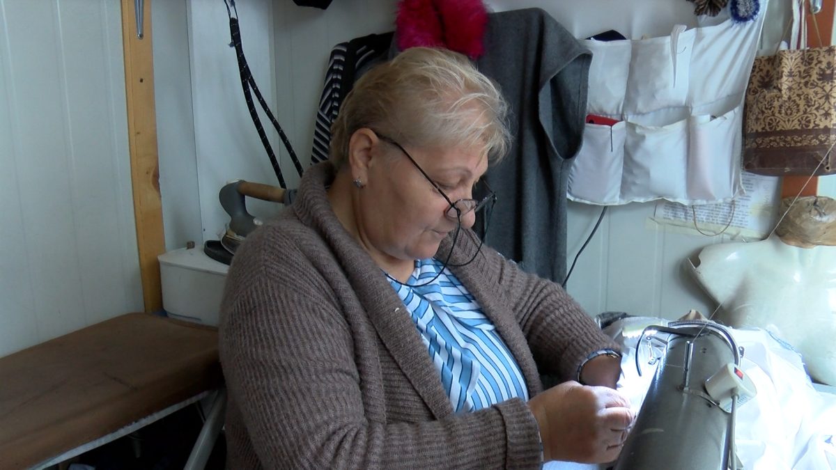 KROJAČICA NA VOGOŠĆANSKOJ PIJACI TIFA DŽAFO:  27 GODINA RADA ZA ŠIVAĆOM MAŠINOM