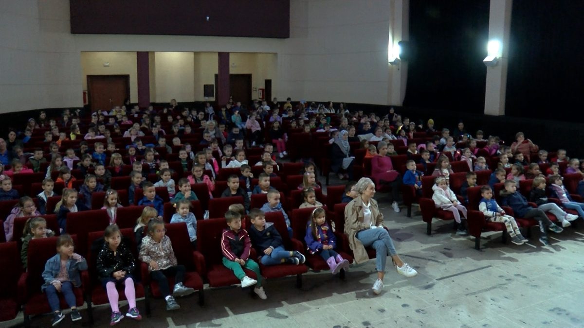 PREDSTAVU VESELA ŠKOLSKA PATROLA POGLEDALO OKO 700 VOGOŠĆANSKIH UČENIKA