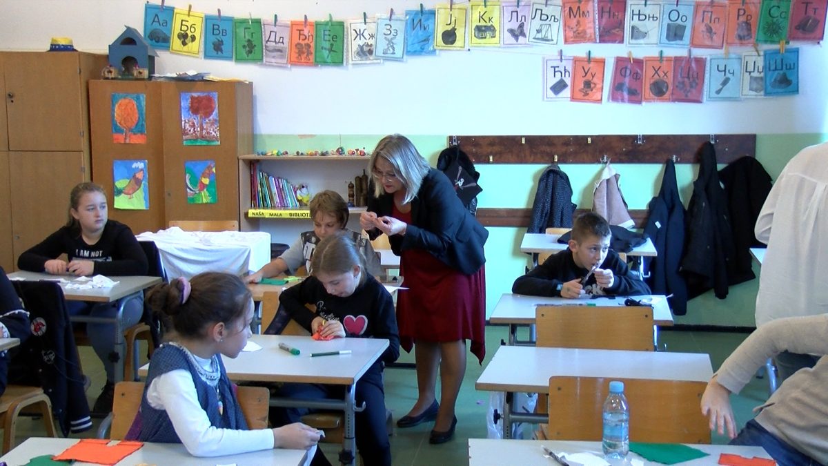 POLAZNICI EDUKACIJA “ZDRAVOG ODRASTANJA” ŠIJU NARODNE NOŠNJE