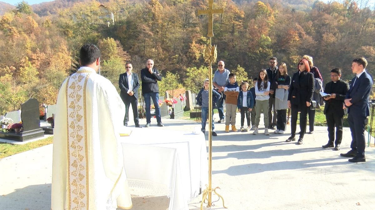 BLAGDAN SVIH SVETIH KATOLICI U VOGOŠĆI OBILJEŽILI NA STAROM GROBLJU U SEMIZOVCU