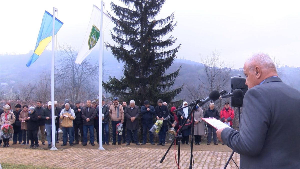 INTONIRANJEM DRŽAVNE HIMNE I POLAGANJEM CVIJEĆA ABNOR OBILJEŽIO 25. NOVEMBAR – DAN DRŽAVNOSTI BiH