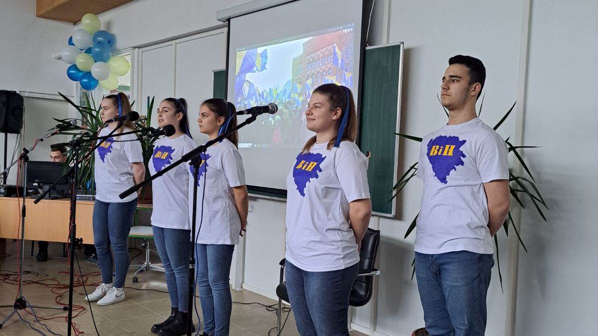 PERFORMANSOM “MOJA JEDINA DOMOVINA ZOVE SE BOSNA I HERCEGOVINA” VOGOŠĆANSKI SREDNJOŠKOLCI OBILJEŽILI DAN DRŽAVNOSTI BIH