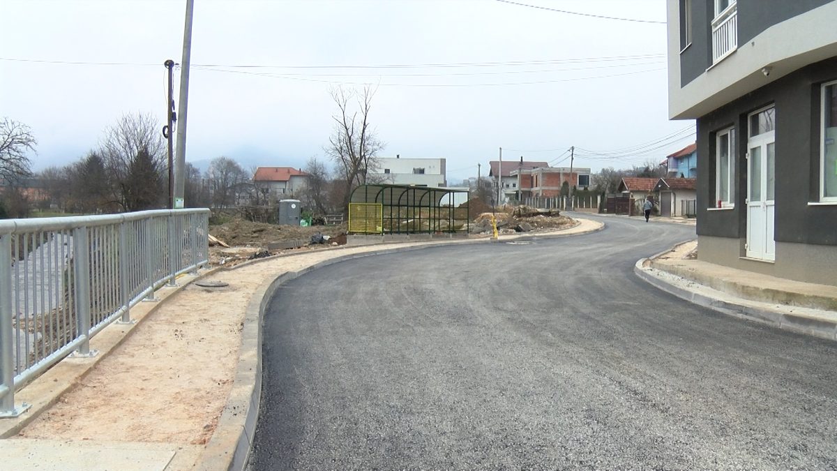 POČELA UGRADNJA ASFALTA U ULICI BRAĆE PLANJA