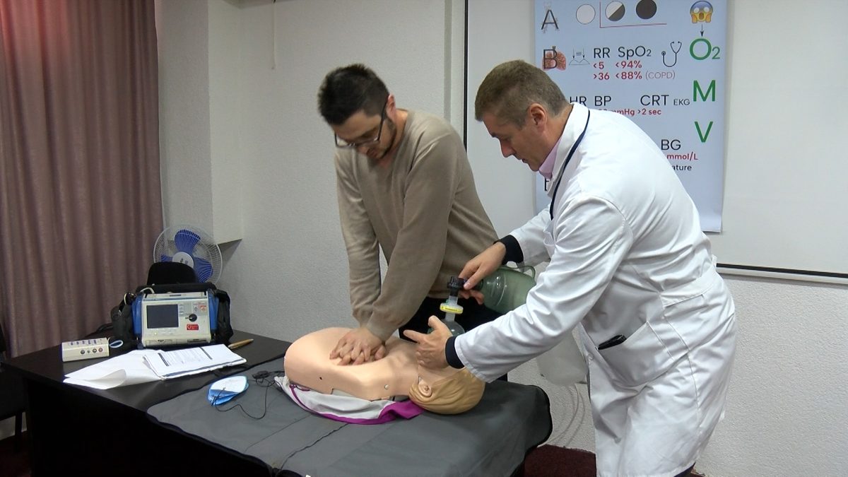 UPOSLENICI DOMA ZDRAVLJA VOGOŠĆA PROŠLI KURS REANIMACIJE