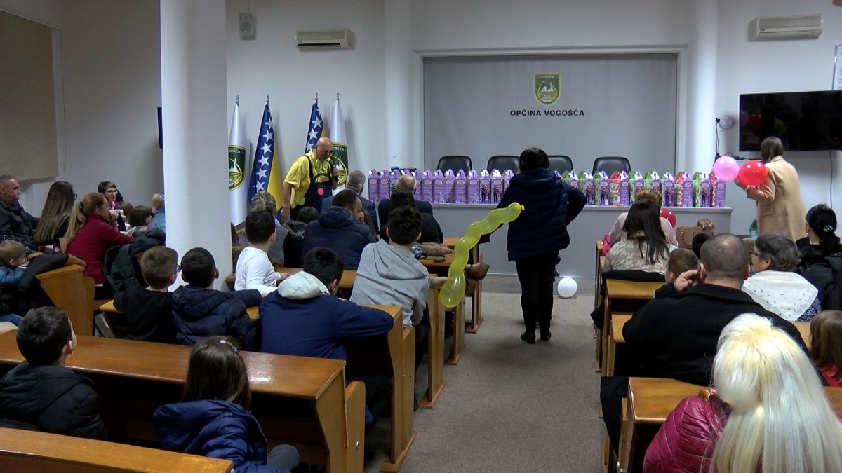 U OPĆINI VOGOŠĆA ORGANIZOVANA PODJELA NOVOGODIŠNJIH PAKETIĆA
