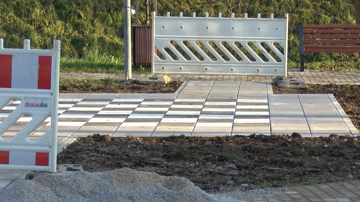 U BLIZINI DOMA PENZIONERA U VOGOŠĆI U TOKU RADOVI NA IZGRADNJI VELIKE PLOHE ZA ŠAH