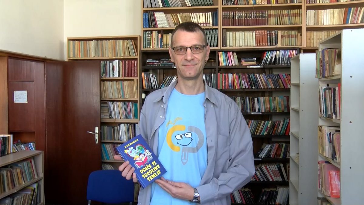ELVIR HALILOVIĆ IZDAO SVOJU PRVU KNJIGU „PRIČE IZ SRCOLIKE ZEMLJE“, PRVE  PRIMJERKE POKLONIO VOGOŠĆANSKOJ BIBLIOTECI