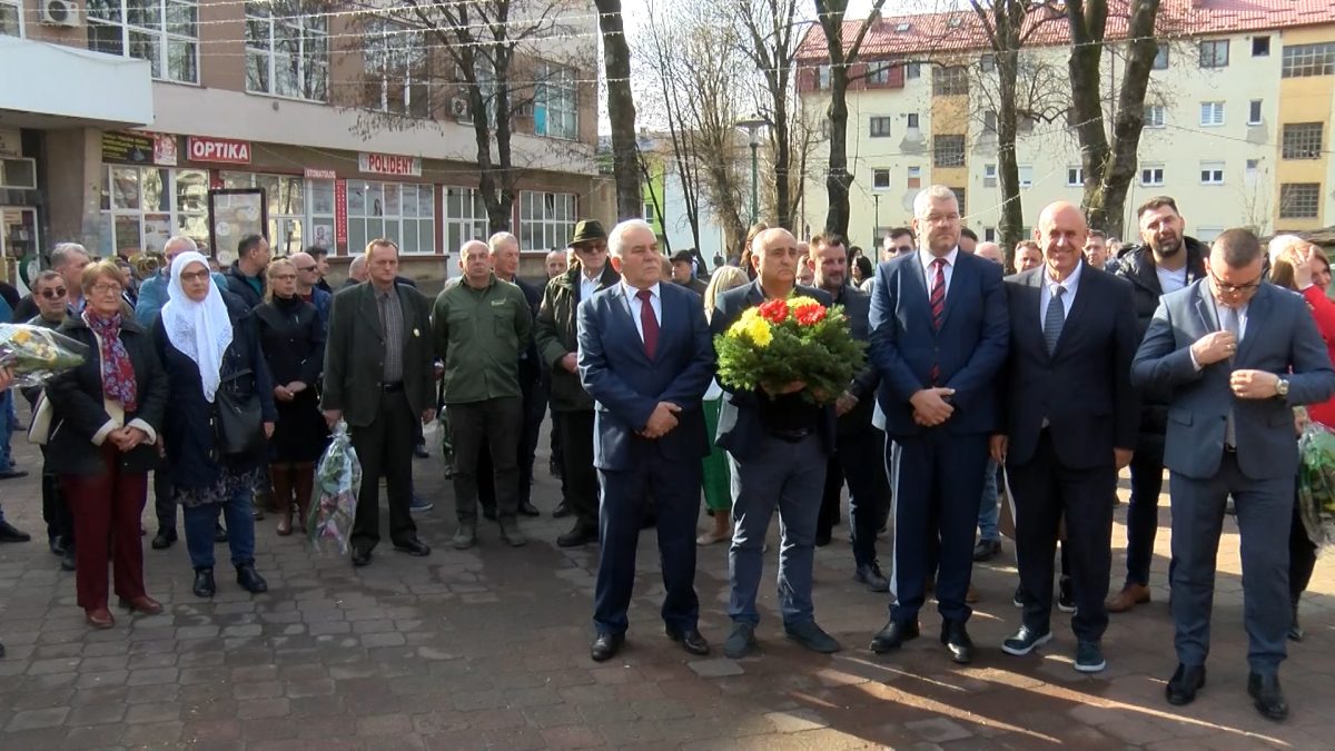 POVODOM DANA REINTEGRACIJE OPĆINE VOGOŠĆA POLOŽENO CVIJEĆE NA SPOMEN OBILJEŽJIMA