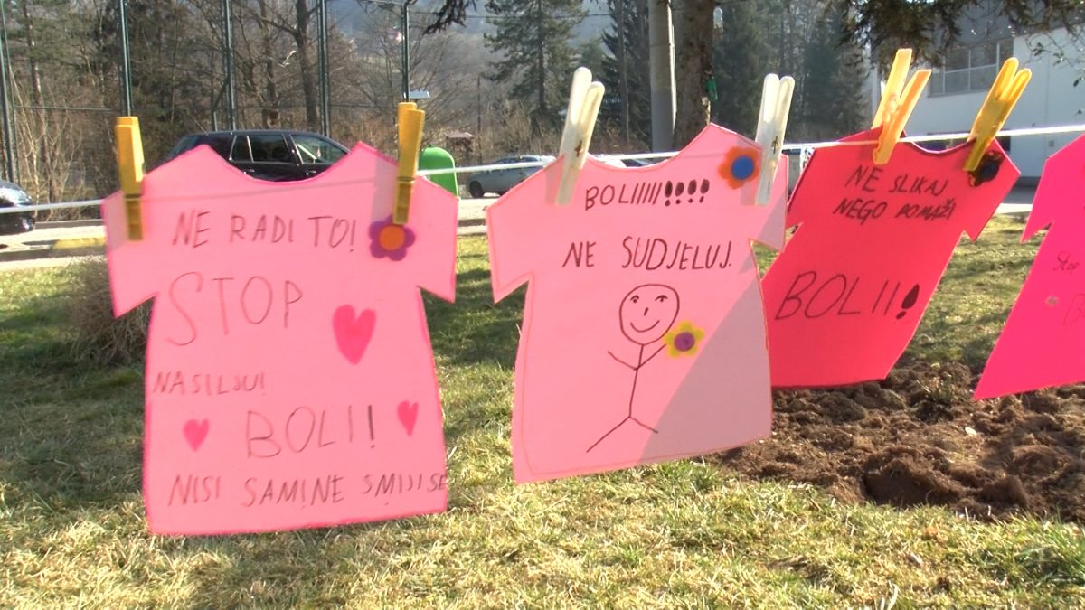 PORUKAMA ISPISANIM NA PAPIRNIM MAJICAMA UČENICI OŠ “PORODICE EF. RAMIĆ” OBILJEŽILI DAN RUŽIČASTIH MAJICA