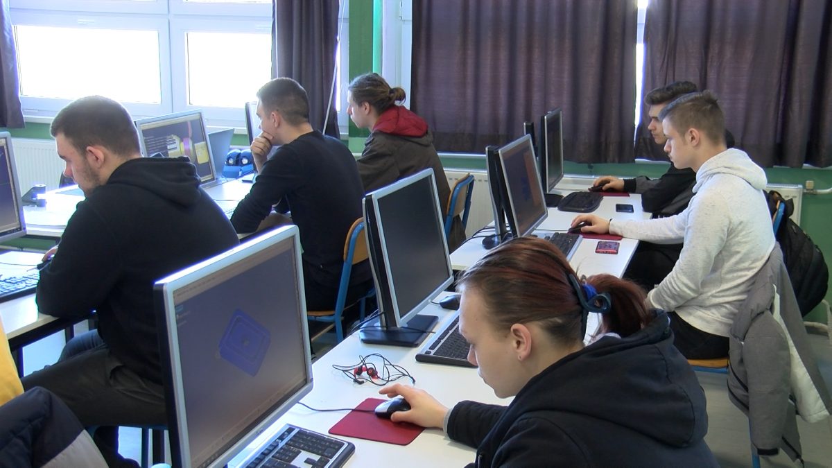 U SREDNJOŠKOLSKOM CENTRU VOGOŠĆA ZADOVOLJNI USPJEHOM UČENIKA