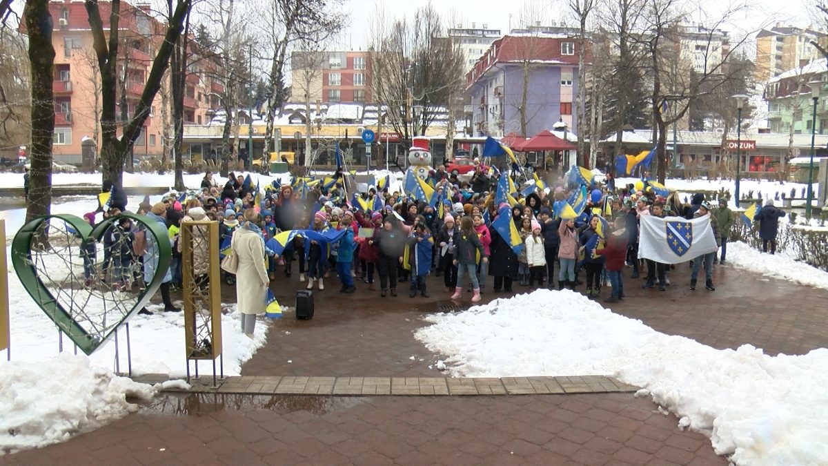 SVEČANIM DEFILEOM “PODIGNIMO ZASTAVE” UČENICI OŠ “ZAHID BARUČIJA” OBILJEŽILI DAN NEZAVISNOSTI BIH