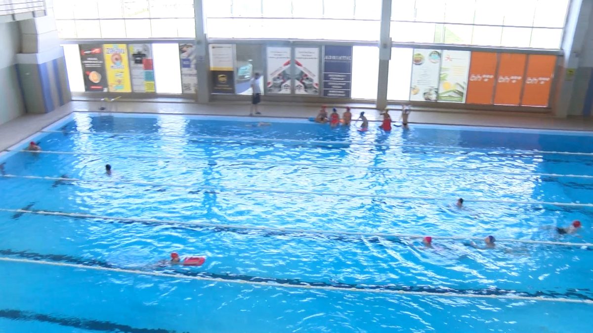 UČENICI ČETVRTIH RAZREDA UČESTVUJU U ŠKOLI PLIVANJA NA VOGOŠĆANSKOM BAZENU