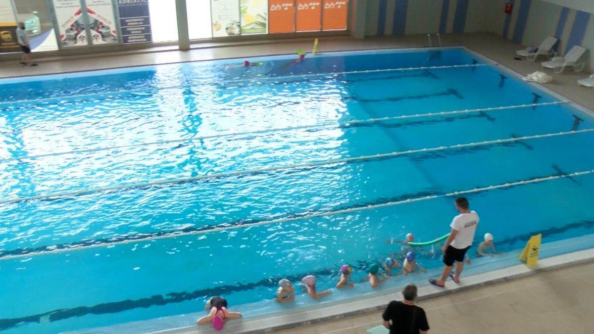 VOGOŠĆANSKI BAZEN DOMAĆIN UČENICIMA ČETVRTIH RAZREDA IZ ILIJAŠA NA ŠKOLI PLIVANJA