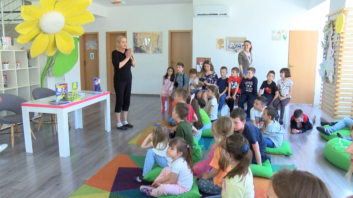 ELMIRA HELAĆ-MEKIĆ U CENTRU TETA PRIČALICA PROMOVISALA NOVU KNJIGU “MAČAK VEGETARIJANAC I ŽABA U ŠTIKLAMA“