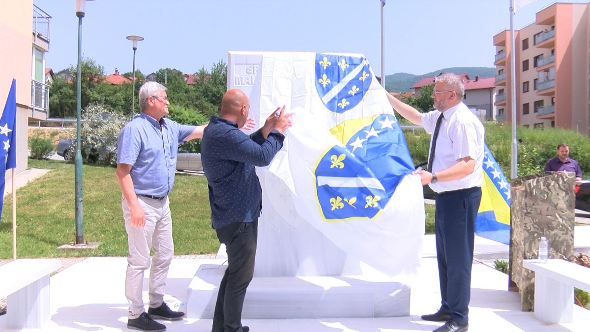 U VOGOŠĆI  OTKRIVENO SPOMEN OBILJEŽJE MALOLJETNIM BORCIMA ARMIJE REPUBLIKE BIH OPĆINE VOGOŠĆA