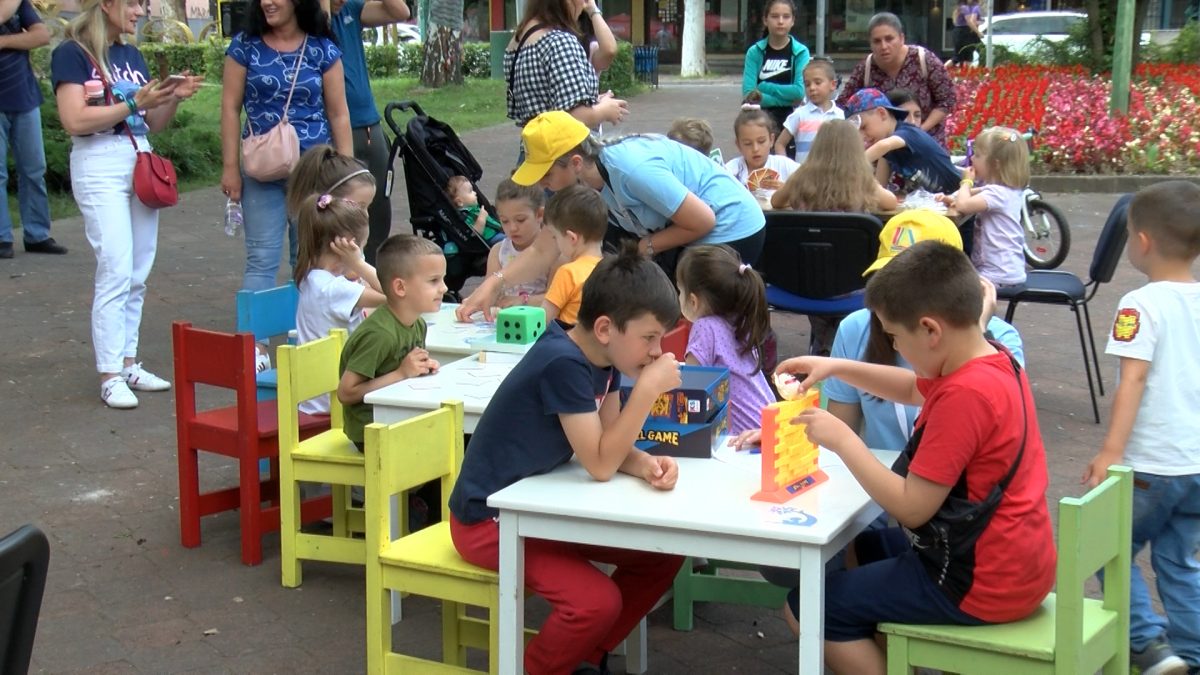 NA VOGOŠĆANSKOM TRGU MALIŠANI UŽIVALI U DRUŠTVENIM IGRAMA SA TETA PRIČALICOM