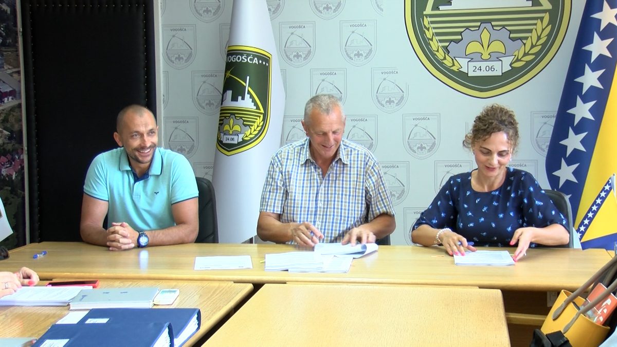POTPISAN UGOVOR ZA REALIZACIJU PRVE FAZE RADOVA NA IZGRADNJI REZERVOARA U NASELJIMA KRIVOGLAVCI I SVRAKE