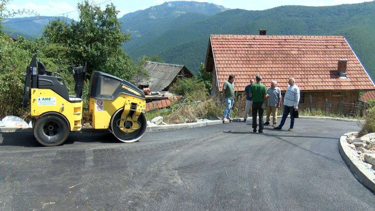ZAVRŠENI RADOVI NA ASFALTIRANJU LOKALNOG PUTA U NASELJU GRAB