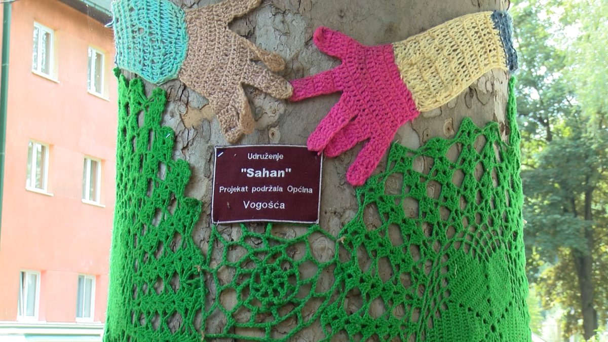 ČLANICE UDRUŽENJA “SAHAN”  U OKVIRU PROJEKTA “ETNO FESTIVAL I AKTIVNOSTI OČUVANJA KULTURNE BAŠTINE”  UKRASILE DRVEĆE RUKOTVORINAMA