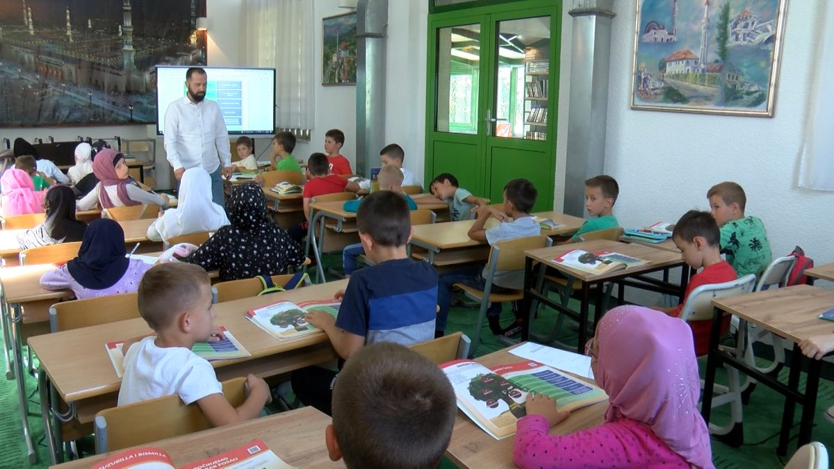U ADIL-BEGOVOJ DŽAMIJI POČELA MEKTEPSKA NASTAVA POD SLOGANOM “MEKTEB U SRCU”