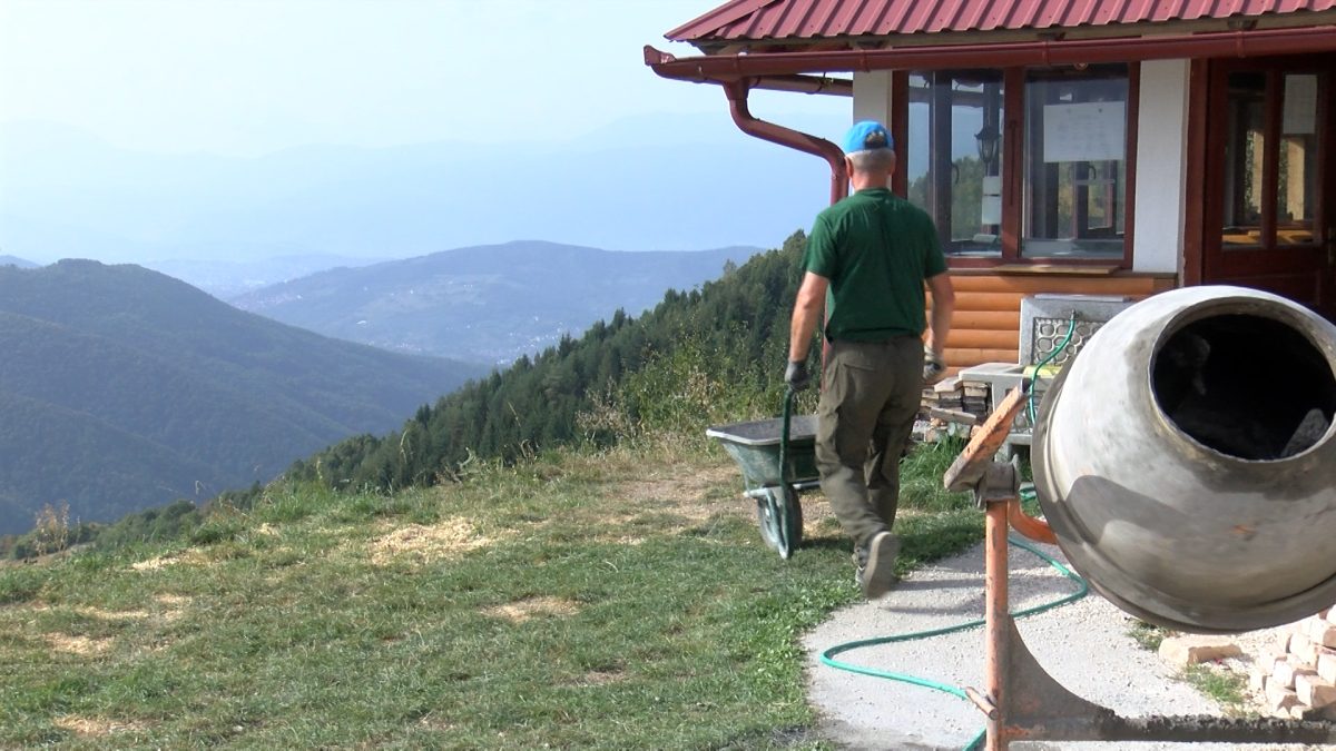 PLANINARSKO DRUŠTVO “PLANINAR”  TRENUTNO RADI  NA VANJSKOM  UREĐENJU DOMA NA LOKALITETU “MOTKE”