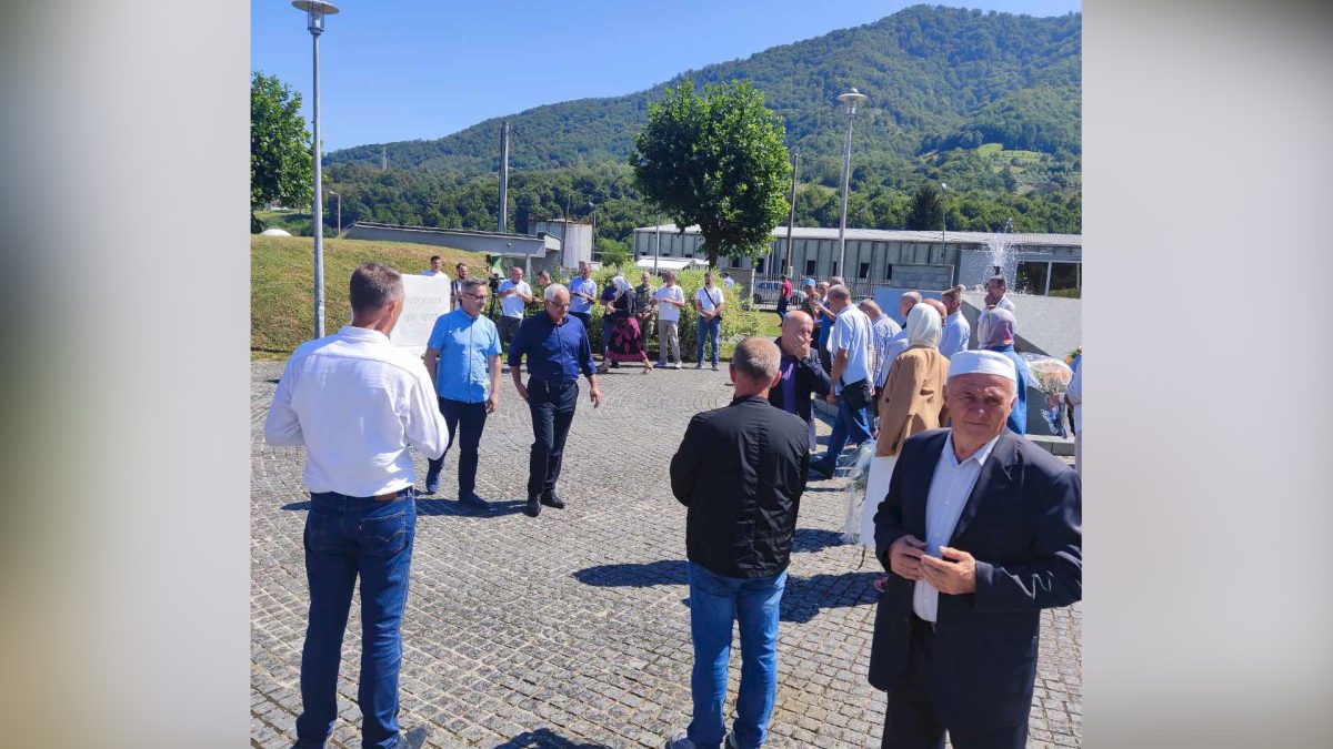 VOGOŠĆANSKE PORODICE ŠEHIDA I POGINULIH BORACA POSJETILE SREBRENICU