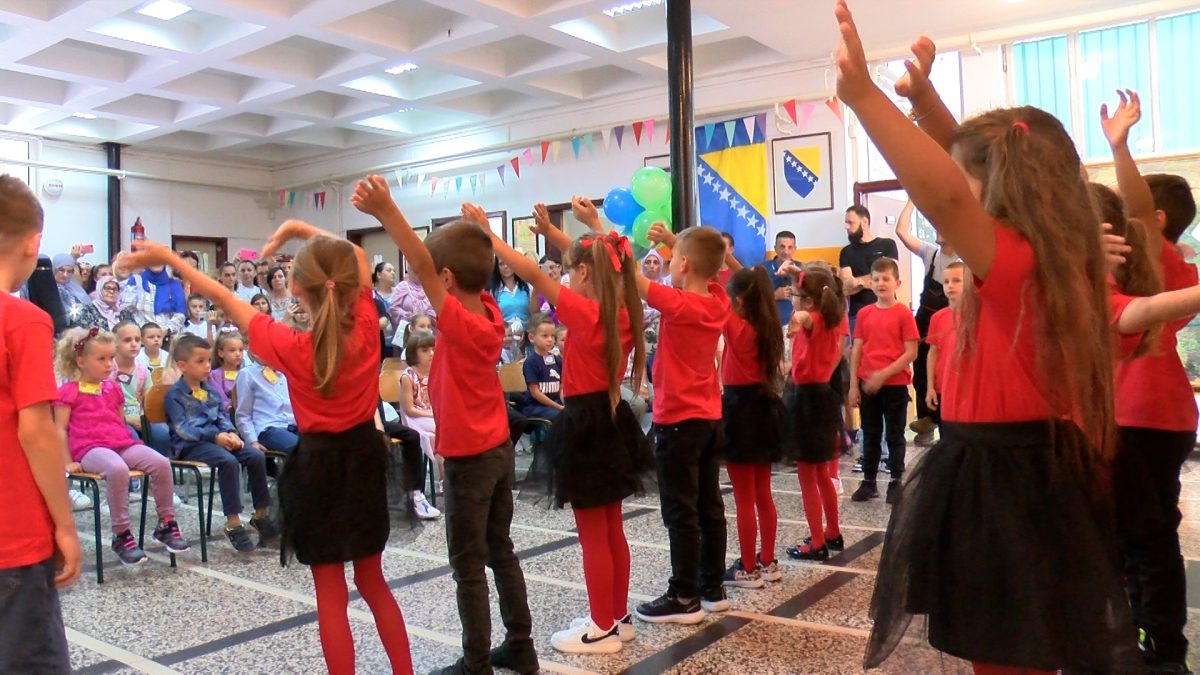 PRIREDBA POVODOM SVEČANOG PRIJEMA PRVAČIĆA ORGANIZOVANA JE I U OŠ  „PORODICE EF. RAMIĆ “