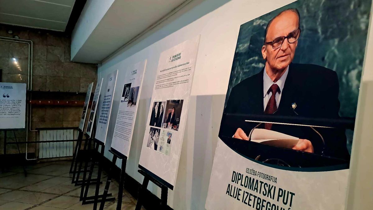 U VOGOŠĆI OTVORENA IZLOŽBA “DIPLOMATSKI PUT ALIJE IZETBEGOVIĆA”