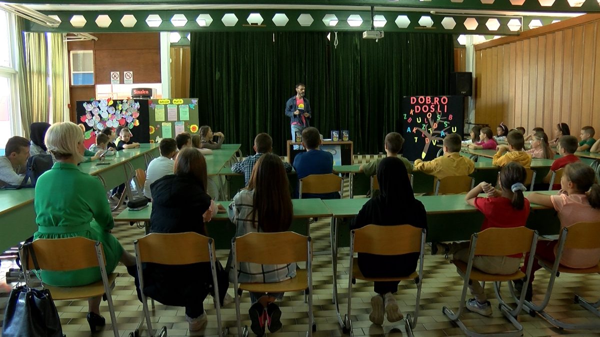 UPRILIČENO DRUŽENJE UČENIKA OŠ „IZET ŠABIĆ“ HOTONJ SA VOGOŠĆANSKIM PISCEM ELVIROM HALILOVIĆEM