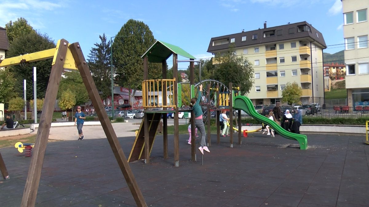 LIJEPO OKTOBARSKO VRIJEME DJEČIJIM SMIJEHOM OŽIVJELO IGRALIŠTA U VOGOŠĆI
