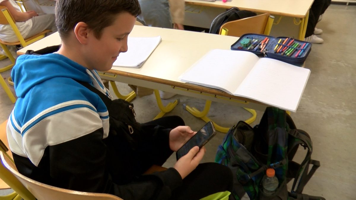 UPOTREBA MOBITELA U VOGOŠĆANSKIM OSNOVNIM ŠKOLAMA ZABRANJENA JE SAMO TOKOM ODRŽAVANJA ŠKOLSKOG ČASA