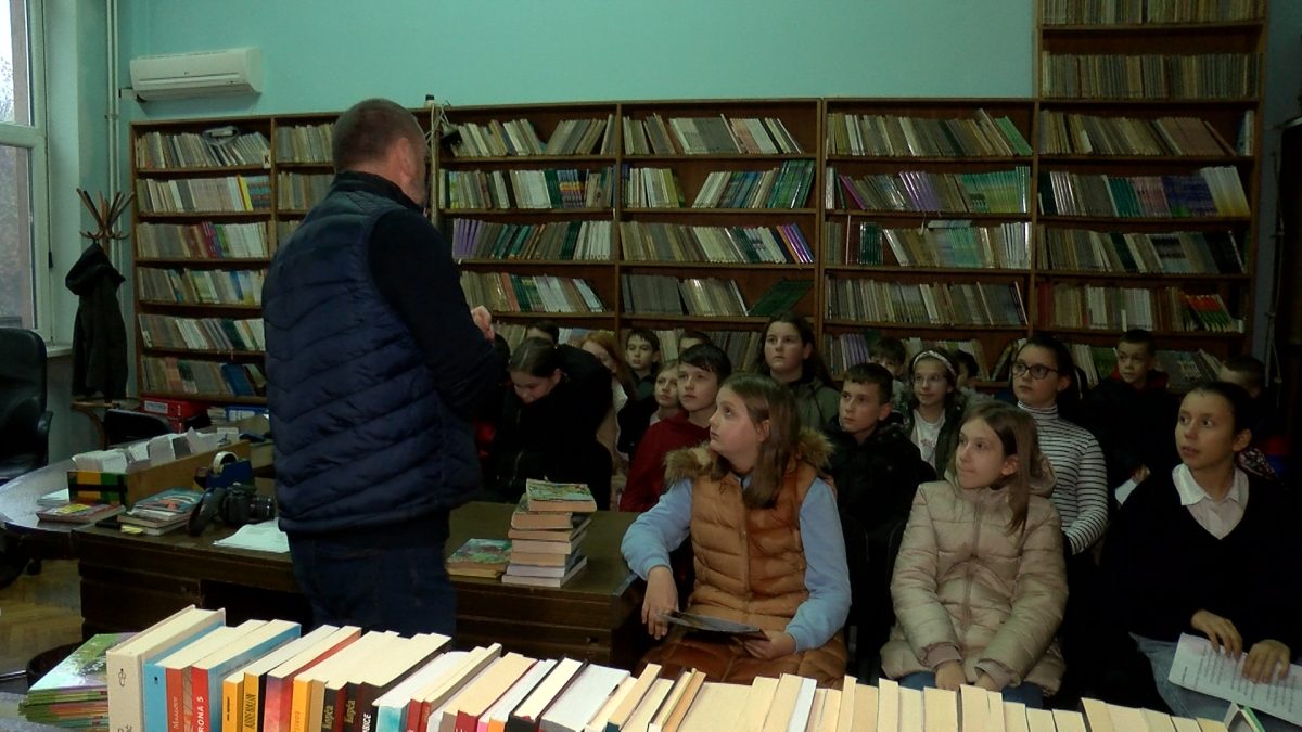 UČENICI ŠESTOG RAZREDA OŠ “ZAHID BARUČIJA” POSJETILI BIBLIOTEKU U VOGOŠĆI
