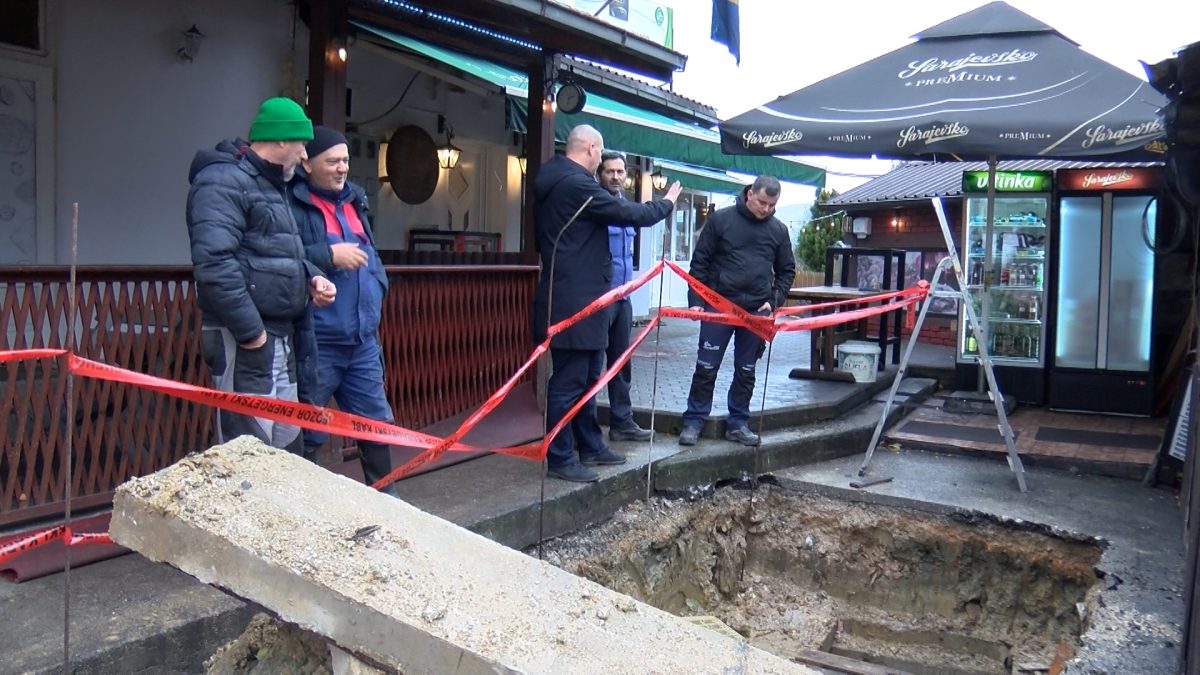 EKIPE PREDUZEĆA „BAGS-ENERGOTEHNIKA“ POPRAVLJAJU KVAR NA GLAVNOM VRELOVODU: GRAĐANI VOGOŠĆE U PETAK MOGU OČEKIVATI TOPLE RADIJATORE
