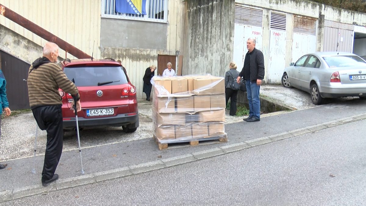 PODIJELJENI PAKETI ČLANOVIMA UDRUŽENJA RVI OPĆINE VOGOŠĆA