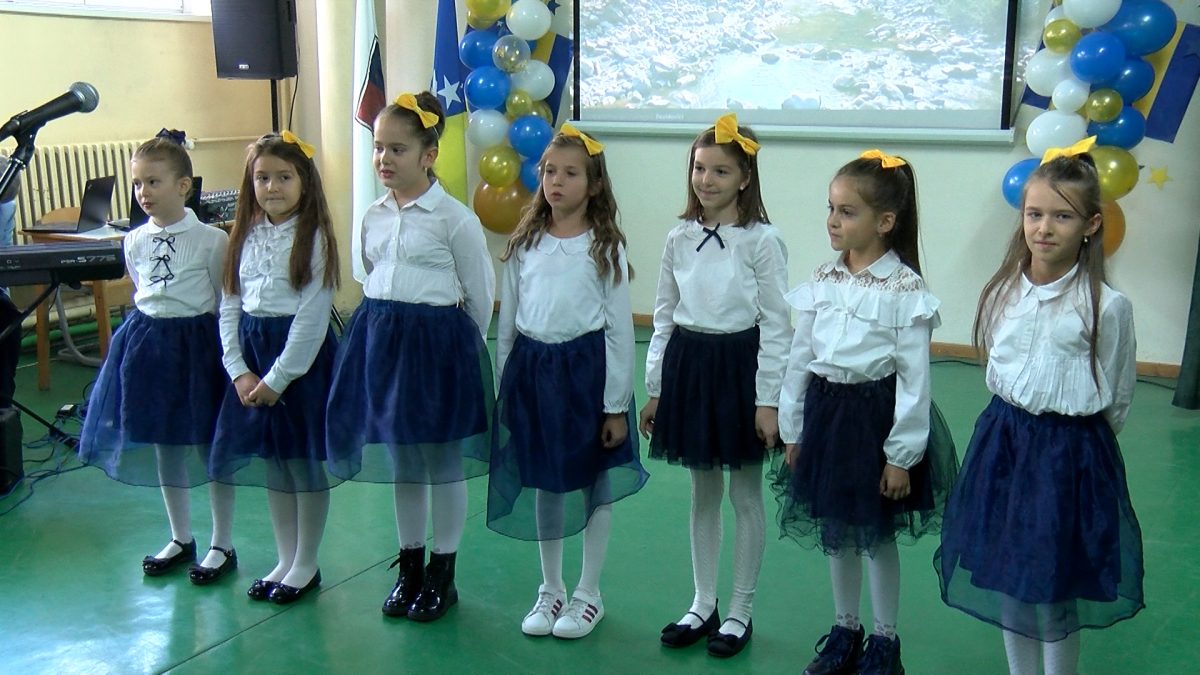 UČENICI OŠ „MIRSAD PRNJAVORAC“ SA MNOGO LJUBAVI I PONOSA SVEČANO OBILJEŽILI DAN DRŽAVNOSTI BIH